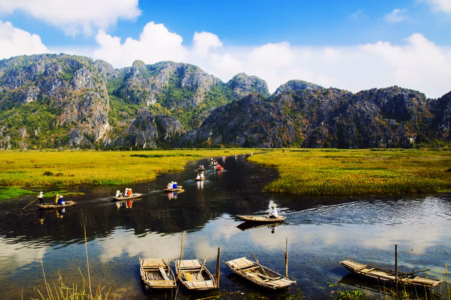2. Nằm ở phía đông bắc huyện Gia Viễn, tỉnh Ninh Bình, Vân Long là khu bảo tồn thiên nhiên đất ngập nước lớn nhất vùng đồng bằng châu thổ Bắc Bộ. Đây là một khu vực đa dạng về hệ sinh thái, là hiện trường nghiên cứu loài voọc quần đùi lớn nhất của Việt Nam. Ảnh: Gody.