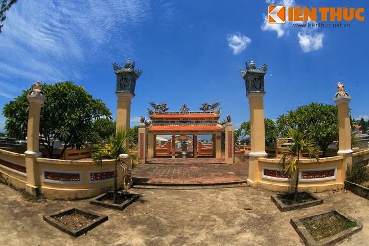 3. Cách trung tâm thành phố Đà Nẵng 10km về phía Tây Nam, nghĩa trang xã Hòa Thọ, huyện Hòa Vang có một khu lăng mộ quan trọng gắn liền với lịch sử của thành phố biển. Đó là lăng mộ Ông Ích Khiêm, nhà thơ và võ tướng tài ba dưới thời nhà Nguyễn.