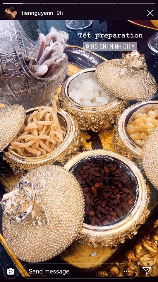 Em chồng Tăng Thanh Hà cũng khiến dân mạng phải trầm trồ vì ảnh khay mứt Tết trông lung linh, được đoán thuộc hàng đắt đỏ. Ảnh: @tiennguyenn.