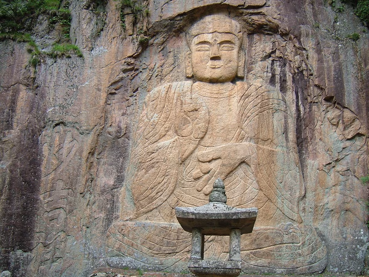 Về mặt tâm linh, người dân Triều Tiên và Hàn Quốc coi núi Kim Cương là thánh địa, là linh sơn, có một sự linh thiêng kỳ diệu. Các địa điểm tâm linh nổi tiếng trên núi là chùa Kwanum, khu Podok, tượng Phật Myogil-sang, và chùa Phyohun.