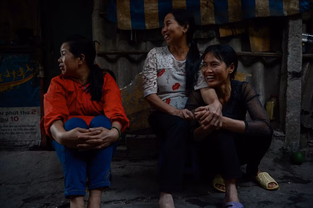 Những người phụ nữ phải rời nhà lên Hà Nội làm công việc nặng nhọc để kiếm tiền. Nhưng tất cả những khó khăn đó không thể nào làm mất đi nụ cười, tinh thần sống lạc quan của những con người nơi đây. Bởi họ không chỉ cố gắng cho bản thân mà còn cố gắng cho cả những người thân ở nhà.