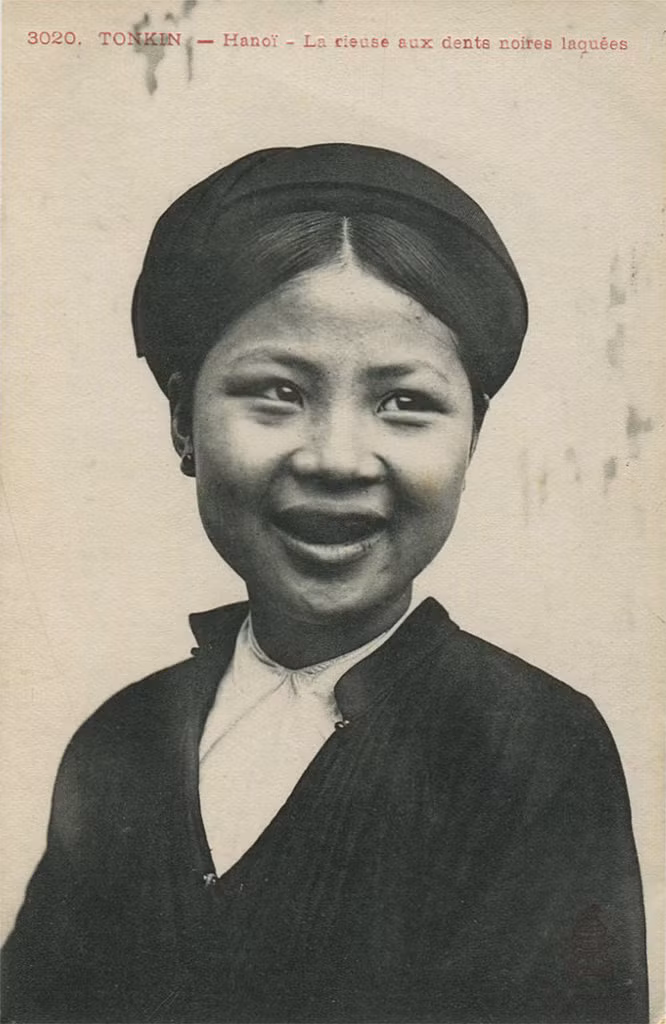 Cho đến nay vẫn có nhiều cách lý giải về ý nghĩa của tục nhuộm răng. Theo đó, tục nhuộm răng đen trước hết là do quan điểm thẩm mỹ.