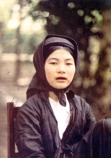 Trong văn chương, tục nhuộm răng và răng đen của người phụ nữ được ca ngợi tôn vinh như một nét đẹp không thể thiếu được.
