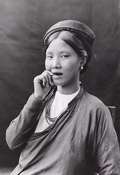Kỹ thuật nhuộm răng khá phức tạp với nhiều công đoạn và kéo dài trong nhiều ngày. Để giữ răng luôn đen bóng, hàng năm phải phủ lên răng một lớp men bằng nhựa gáo dừa.