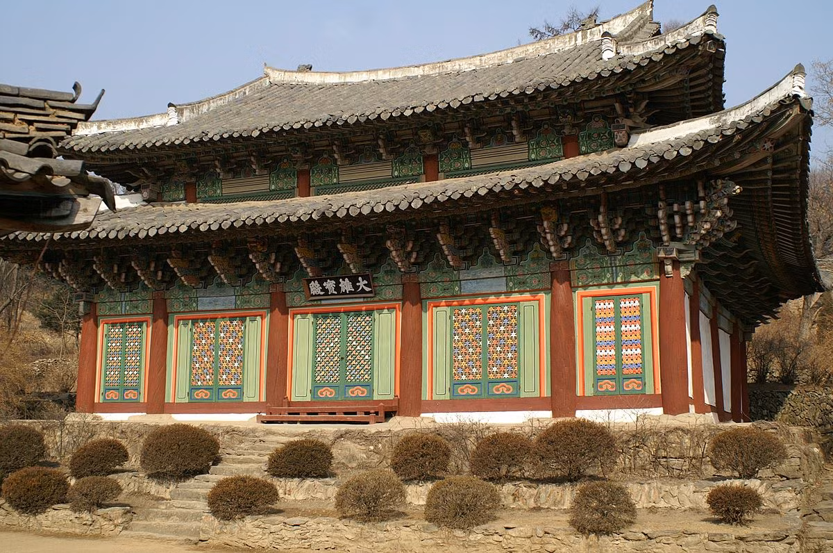 Chùa Anguk ở thành phố Bình Thành (Pyongsong) tỉnh Bình An Nam (Pyongan­nam), được xây dựng trên sườn núi Pongrin năm 503. Ngôi chùa chùa cổ này được xây dựng lại năm 1419, đến năm 1785 vua Chongjo cho xây dựng lại lần nữa.