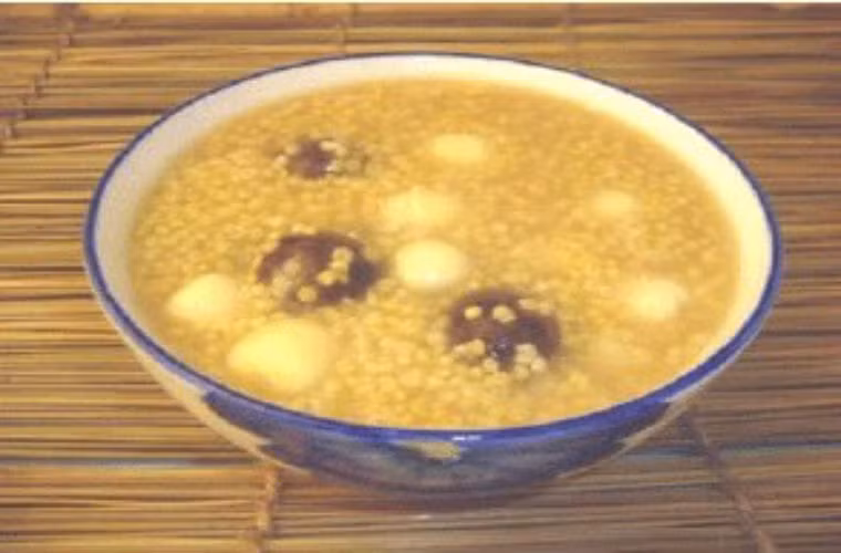 Cách làm: kê vo sạch ngâm khoảng 15 phút, hồng táo rửa sạch, cho hồng táo và kê với lượng nước thích hợp, đun to lửa cho sôi, vặn lửa nhỏ ninh trong khoảng 1 tiếng là được. Khi ăn cho thêm đường phên tùy theo khẩu vị của từng người. Công dụng: Cháo kê với hồng táo là món cháo bổ máu rất dễ nấu, táo rất giàu vitamin, có tác dụng bổ máu rất tốt cho mẹ bầu thiếu máu. Tuy nhiên, những mẹ bầu tỳ vị kém không được ăn quá nhiều hồng táo.