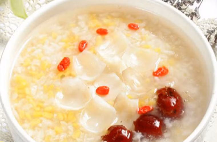 Cháo kê với hồng táo có tác dụng sinh huyết. 15 quả hồng táo bỏ hột, 200 gram kê vàng, đường phên vừa đủ
