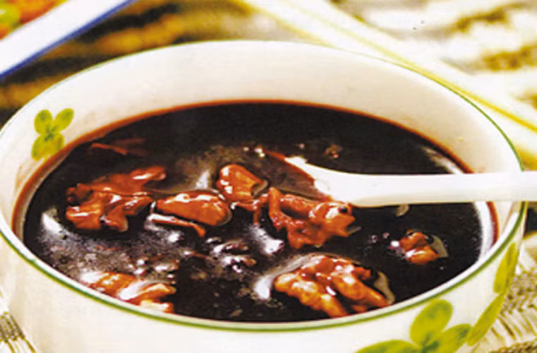 Cháo mè đen. Mè đen 50 gram, hà thủ ô 30-60 gram, gạo tẻ 150 gram, đường phên, tất cả cho vào ninh mềm thành cháo có tác dụng bổ huyết rất tốt.