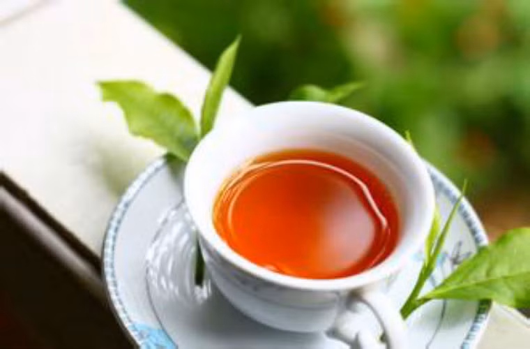 Khi đói uống trà sẽ làm loãng dịch vị, giảm chức năng tiêu hóa, cũng có thể gây ra "say trà", với những biểu hiện như chóng mặt, mệt mỏi, buồn nôn, đứng không vững.