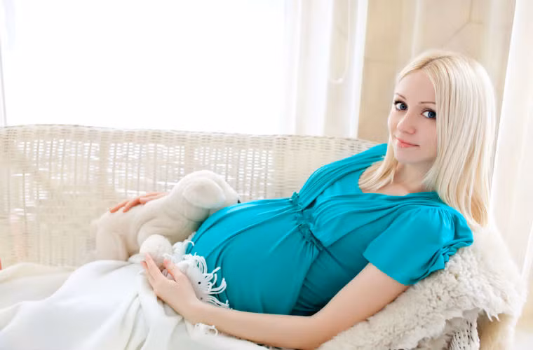 Làm thế nào khi mẹ bầu bị tê cóng chân tay. Bổ sung sắt để tăng tạo máu: sắt giúp tạo máu, đặc biệt là đối với phụ nữ mang thai, nên bổ sung một lượng thích hợp cho đến sau khi sinh.