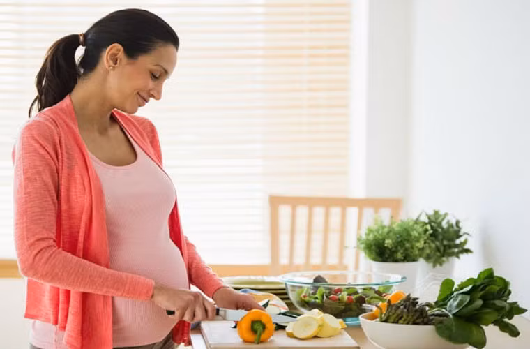 Thực phẩm chính là nguồn tốt nhất để bổ sung sắt, nên ăn nhiều thịt có màu đỏ, gan động vật, táo, anh đào, nho, rau bina, mận, chà là, lê, dền đỏ. Nếu mẹ bầu là người ăn chay trường, trừ lượng trái cây và rau quả có màu đỏ, cũng có thể bổ sung thêm sữa, khoai mỡ, củ từ vv. Đây đều là nhóm thực phẩm giàu sắt và dễ hấp thụ. Khi ăn những thực phẩm giàu sắt chú ý ăn kèm những thực phẩm giàu vitamin C để giúp cơ thể dễ dàng hấp thụ sắt.