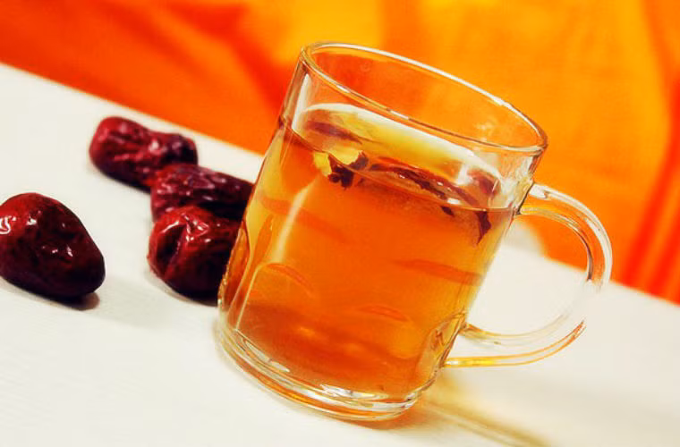 Cách làm: Cho đường phèn và táo vào nấu chín đến khi cạn nước, đánh đều thành hỗn hợp bột táo. Cho mật ong vào khuấy đều, sau đó cho vào cốc thủy tinh hoặc hộp, mỗi khi uống lấy 1 thìa cà phê pha với nước sôi là được. Công dụng: táo, mật ong đều có tính ấm rất thích hợp với mùa đông. Hàng ngày uống 1 cốc trà này có tác dụng bổ sung nguyên khí, cung cấp thêm nhiệt lượng cho cơ thể