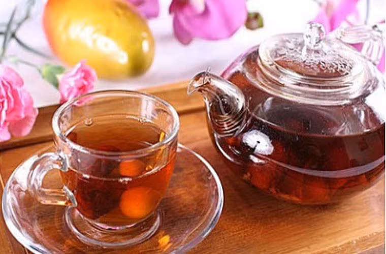 Trà táo với mật ong. Táo đỏ bỏ hạt 150 gram, đường phèn 50 gram, 350 ml nước, mật ong 250 ml.