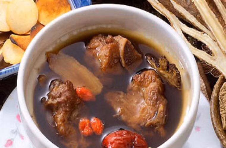 Cách làm: Xương trần qua nước sôi cho sạch tiết và mùi hoi, vớt ra rửa sạch. Hồng táo, câu kỷ tử, đương quy rửa sạch. Cho tất cả vào nồi hầm, đổ nước đun to lửa cho sôi bùng rồi vặn nhở lửa ninh đến khi xương mềm thì nêm muối cho vừa ăn, thêm chút hành và gừng tươi là được. Công dụng: Đương quy và hồng táo bổ máu, bổ khí an thần, tốt cho sự vận động của xương khớp, có tác dụng sinh huyết dưỡng khí. Canh này thích hợp với những phụ nữ bị chứng khí hư, thể lực suy yếu, thiếu máu