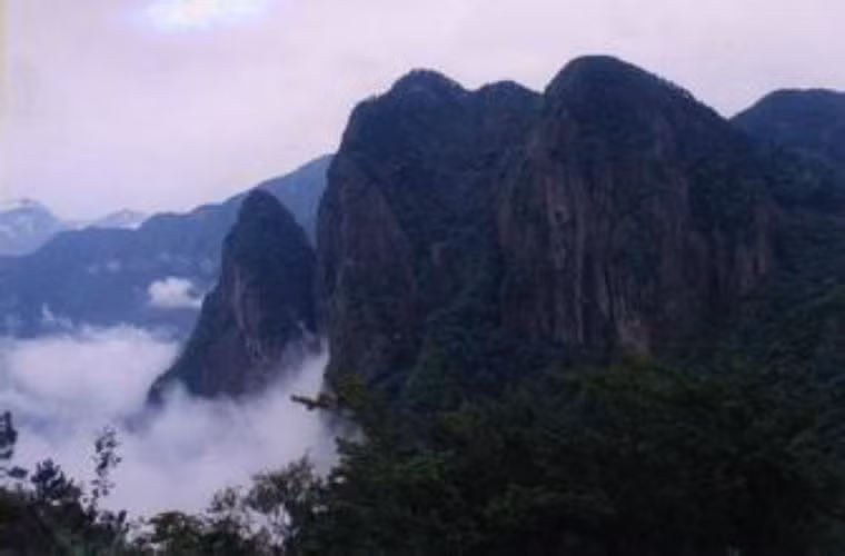 9 sườn núi của núi Vân Long chạy theo hướng từ cao đến thấp và lần lượt tỏa ra các hướng. Đỉnh chính giữa phía trước là vách núi cao sừng sững, sát bên là khu ở giữa bằng phẳng, hai bên nhô lên hai gò cao. Phía đông là những ngọn núi trập trùng, phía tây chi chit các gò, đồi cao thấp. Dưới chân đỉnh chính là dòng suối uốn lượn, quanh năm nước chảy. Cây cối um tùm tươi tốt, mây tím che phủ lưng trời, có thể thấy sơn hình địa mạo của núi Vân Long vô cùng phù hợp với các điều kiện phong thủy cần có. Ảnh: Núi Vân Long.