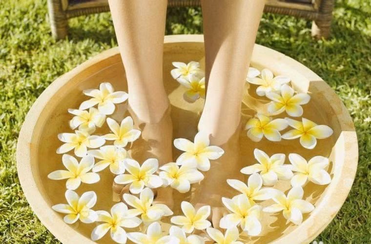 Hỗ trợ giấc ngủ. Thường xuyên ngâm chân với nước muối, massage các huyệt đạo, thúc đẩy tuần hoàn máu, khiến đầu óc thư giãn hơn, giúp ngủ sâu và ngon giấc, tăng cường trí nhớ.