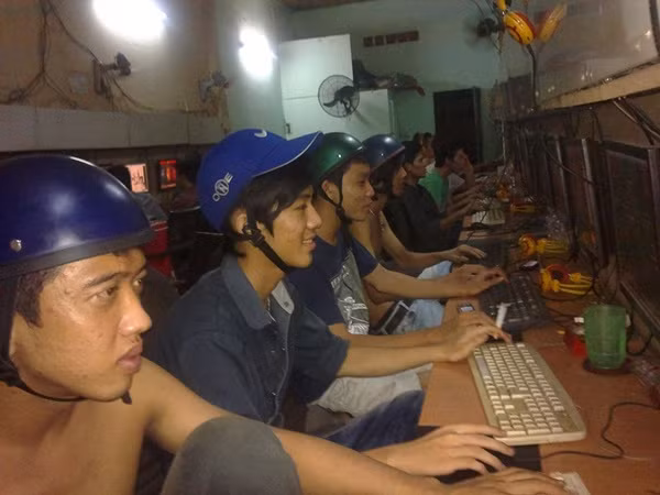 Game thủ đồng phục mũ bảo hiểm hội tụ. 