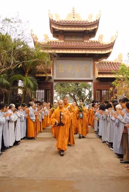 Chư thiền đức Tăng Ni và đông đảo Phật tử....