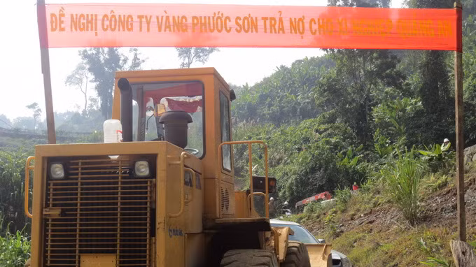 Người dân làm băng rôn yêu cầu công ty vàng Phước Sơn trả nợ cho xí nghiệp Quảng An - Ảnh: Trọng Ý.