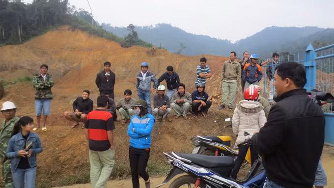 Người dân vây nhà máy vàng Phước Sơn (huyện Phước Sơn, Quảng Nam) để đòi nợ sáng 26-12 - Ảnh: Trọng Ý.