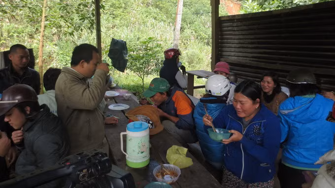 Người dân nấu ăn trưa ngay tại chỗ - Ảnh: Trọng Ý.