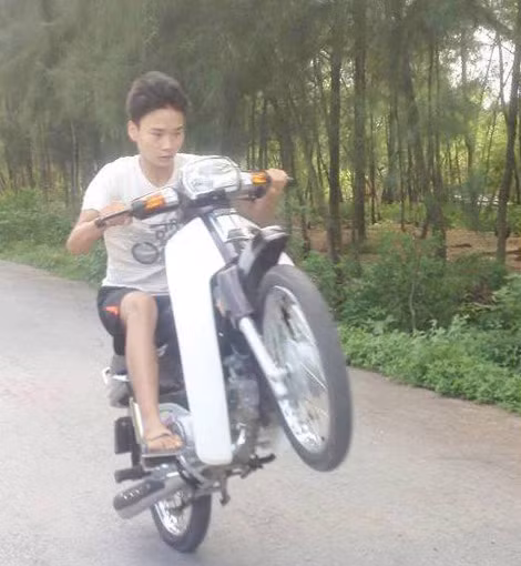 Khuôn mặt bộc lộ sự căng thẳng, nhưng teen này vẫn cố gắng để "biểu diễn" 