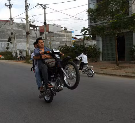 Có rất nhiều nhiều teen Việt đang nằm trong độ tuổi đến trường, điều khiển xe máy vừa vi phạm luật giao thông lại gây nguy hiểm cho người khác