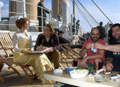 Được ngồi nhậu bên bạn bè trên con tàu Titanic nổi tiếng.