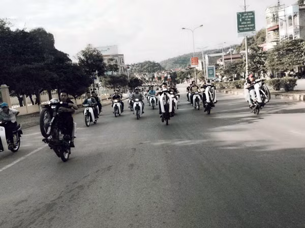 Những màn bốc đầu xe của teen Việt làm nhiều người hú vía. 