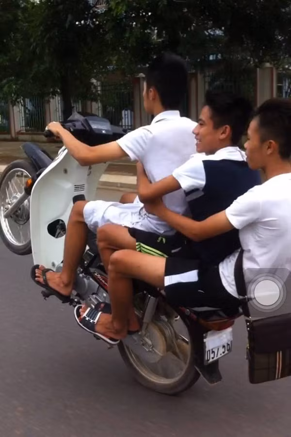 Học sinh "kẹp 3", không đội mũ và bốc đầu xe cực kỳ nguy hiểm
