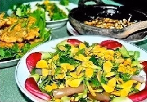 Lẩu lá rừng ở Đắk Lắk