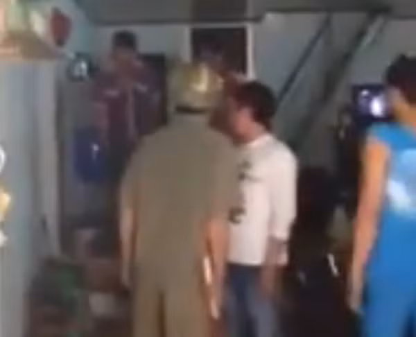 Dân phòng tiến vào nhà dân và văng những câu chửi tục tĩu.