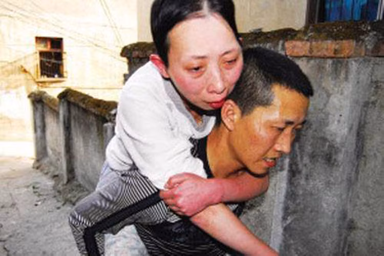 "Vợ bị mắc căn bệnh lạ, lo sợ vợ sẽ ra đi nên hàng ngày đi khám, đi làm đều cõng vợ theo sau để tiện chăm sóc. Đến tối khi đi ngủ, anh đều đặt đồng hồ báo thức, cứ 40 phút lại gọi vợ dậy...". Bày tỏ sự cảm thông trước hoàn cảnh đặc biệt của đôi vợ chồng trẻ người Trung Quốc, cư dân mạng hy vọng họ sẽ luôn mạnh mẽ để bước tiếp trên con đường cuộc sống. Bức ảnh đã nhận hơn 31 nghìn lượt like.