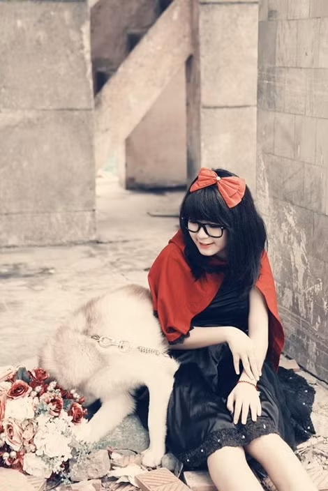 ... hay hóa thân thành "cô bé quàng khăn đỏ" dễ thương, cùng cô bạn "Kòy Keep Smile"