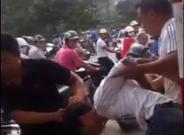 ... và bị túm tóc kéo ra phía xe để giải về đồn.