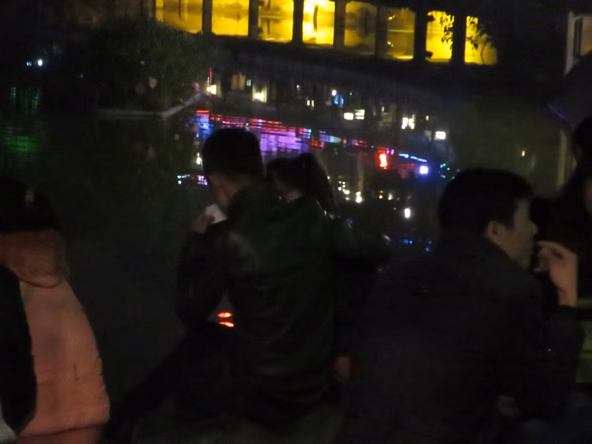 Mặc kệ người bên cạnh, đôi trai gái vẫn vô tư ôm ấp nhau.