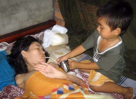 "Con sẽ là cánh tay của mẹ, mẹ nhé?"
