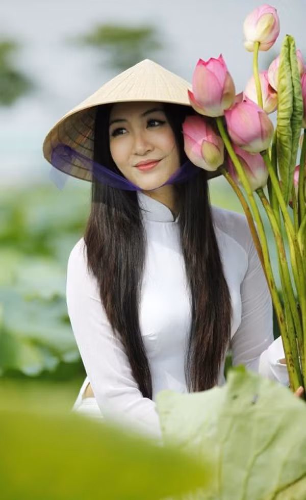 Nón lá, cùng chiếc áo dài của thiếu nữ mang đậm nét Việt Nam.