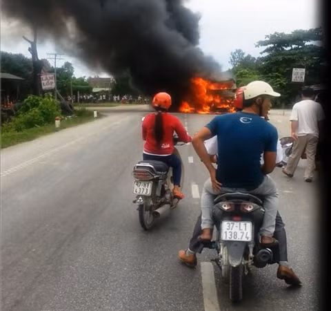 Vào khoảng 8h30 hôm qua (18/8), tại địa phận xóm 3, xã Nghi Long, Nghi Lộc, Nghệ An đã xảy ra một vụ hỏa hoạn nghiêm trọng, khiến chiếc xe khách 2 tầng bị thiêu rụi hoàn toàn.