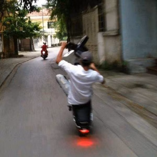 Chỉ vì muốn thử cảm giác mạnh và thể hiện "đẳng cấp" trước mặt bạn bè mà nhiều teen Việt đã không màng đến tính mạng của bản thân...