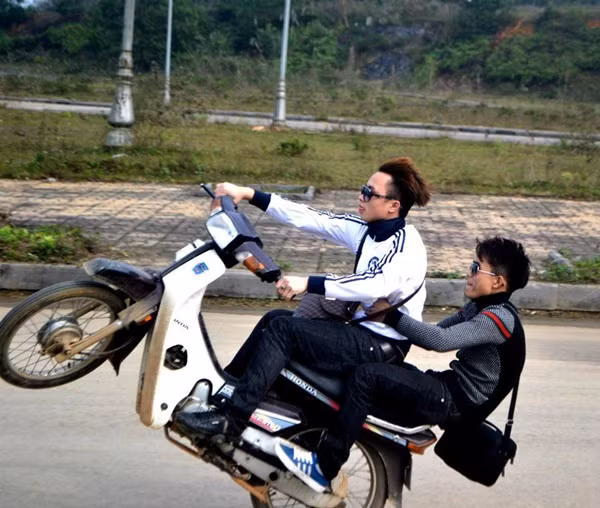 Không chỉ vậy, những màn bốc đầu xe cực kỳ nguy hiểm, còn có rất nhiều bạn trẻ khác đang trong độ tuổi đến trường cũng sẵn sàng tham gia.