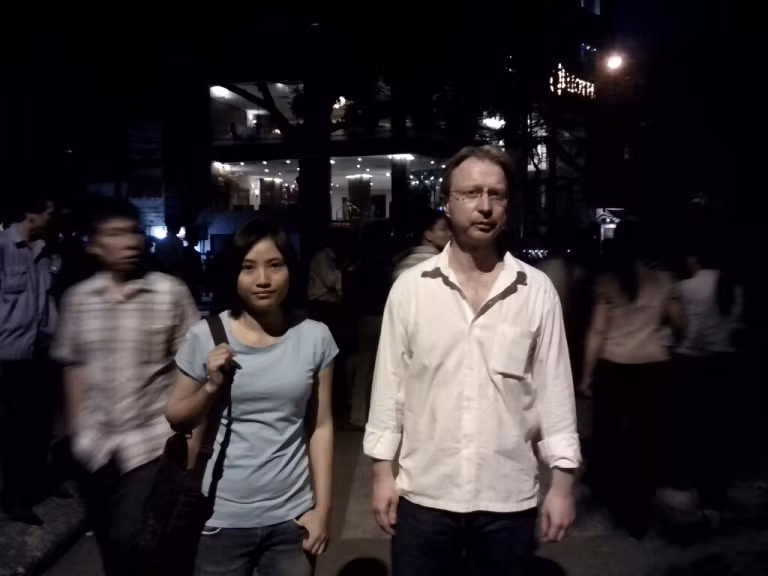 Ông Se’bastten Lagree cùng bạn xếp hàng cùng người dân Việt Nam, mong được vào Nhà tang lễ Quốc Gia kính viếng Đại tướng Võ Nguyên Giáp.