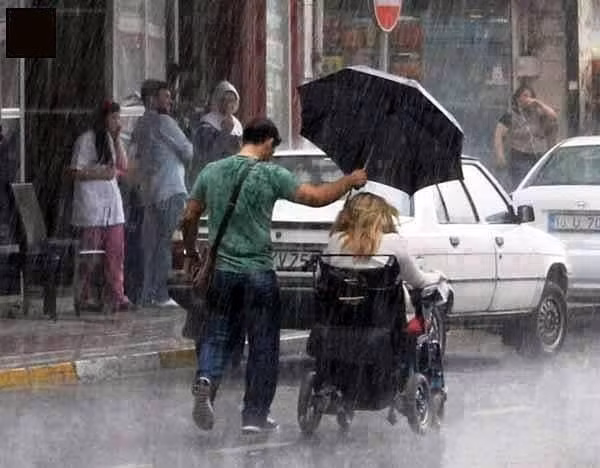 Nhìn vào bức ảnh, người xem cũng đủ hiểu được một tấm lòng đẹp, một hành động đầy ý nghĩa trong cuộc sống. Ảnh nhận hơn 6.000 lượt like cùng 100 lượt chia sẻ. 