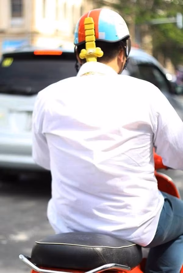 Mang kiếm... nhựa dạo phố.