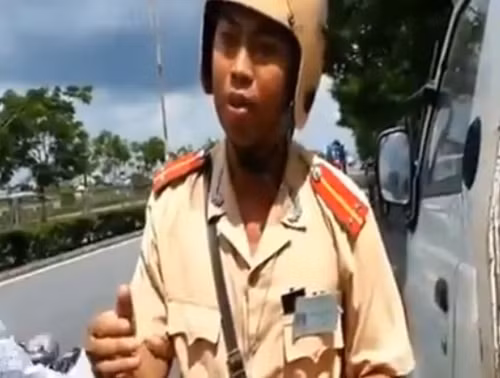 Chiến sĩ CSGT yêu cầu người tham gia giao thông dừng xe lại để kiểm tra hành chính. (Ảnh cắt từ clip)