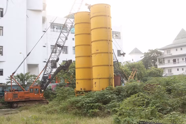 Được biết, công trình Cao ốc quốc tế Hồ Tây được cấp phép xây dựng số 18/GPXD của Sở Xây dựng Hà Nội, có diện tích xây dựng (tầng 1) là 1.196m2, cùng với 17 tầng nổi và 3 tầng hầm ngay phía đằng sau của KTT P16A Thụy Khuê. (Ảnh chụp khu diện tích xây dựng của công trình Cao ốc quốc tế Hồ Tây).