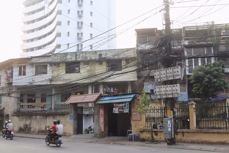 Theo thông tin từ những người dân sống tại Khu tập thể (KTT) P16A Thụy Khuê (Hà Nội) cho hay, họ vốn đang sống rất ổn định, tuy nhiên từ khi công trình Cao ốc quốc tế Hồ Tây do Công ty Cao ốc Quốc tế Hồ Tây làm chủ đầu tư và khởi công vào tháng 7/2012 ở phía đằng sau KTT, đã khiến cuộc sống của họ bị đảo lộn hoàn toàn. (Ảnh chụp phía trước KTT P16A Thụy Khuê)