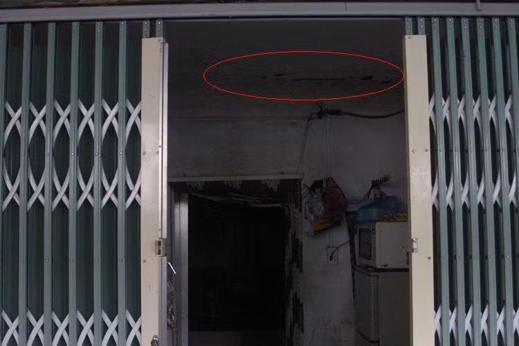 Trước mối nguy hiểm đe dọa đến tính mạng, các hộ dân đã có đơn kiến nghị lên UBND TP Hà Nội. Sau khi tiếp nhận đơn, UBND TP Hà Nội đã yêu cầu chủ đầu tư phải tạm dừng việc thi công công trình và phía người dân, nếu sống trong nhà quá nguy hiểm, phải di dời ngay....