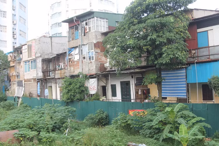 KTT P16A Thụy Khuê bị lún và nghiêng hẳn về phía công trình xây dựng. (Ảnh chụp khu đất nằm dự án xây dựng phía sau KTT P16A Thụy Khuê)