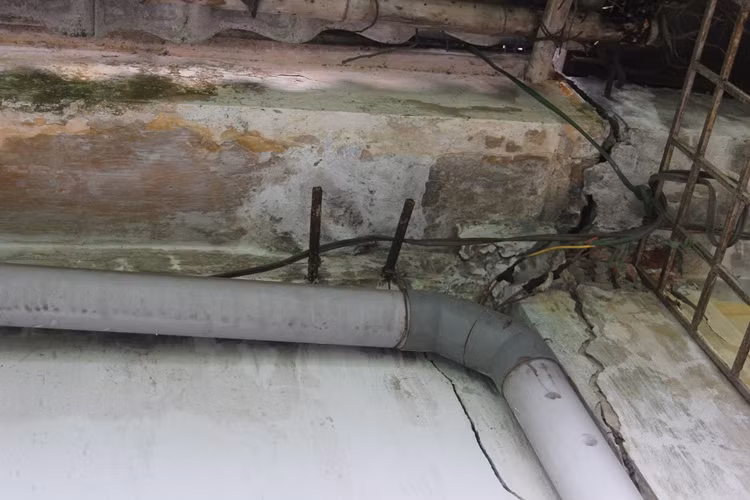 Nhiều vết rạn nứt lớn ở góc tường tầng 2 KTT P16A Thụy Khuê.